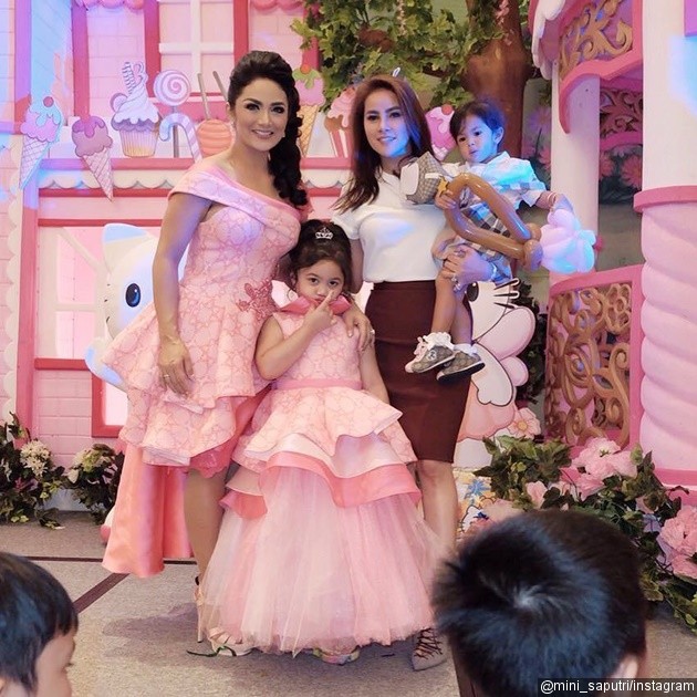 Gambar Foto Olla Ramlan dan Anak Hadir di Ulang Tahun Amora