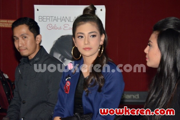 Gambar Foto Celine Evangelista Launching Single 'Bertahanlah Cinta'