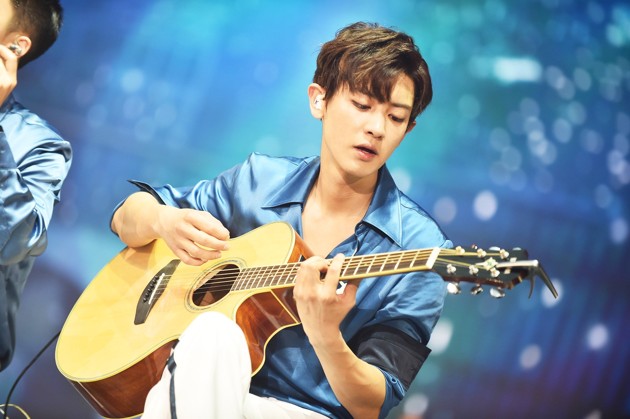 Gambar Foto Kerennya Chanyeol EXO Tampil dengan Gitar