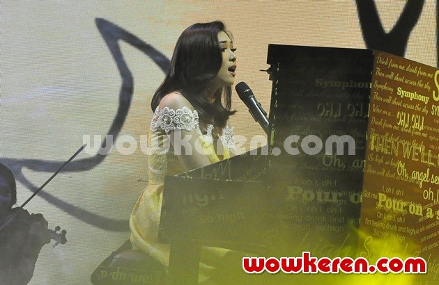 Gambar Foto Penampilan Isyana Sarasvati di Indonesia Television Awards 2016