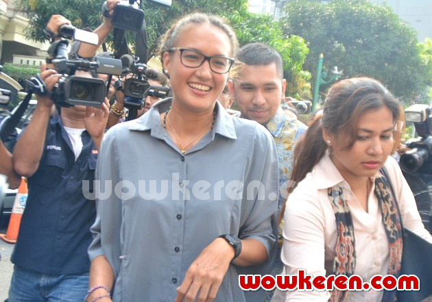 Gambar Foto Nadine Chandrawinata Saat Ditemui di Polda Metro Jaya, Jakarta