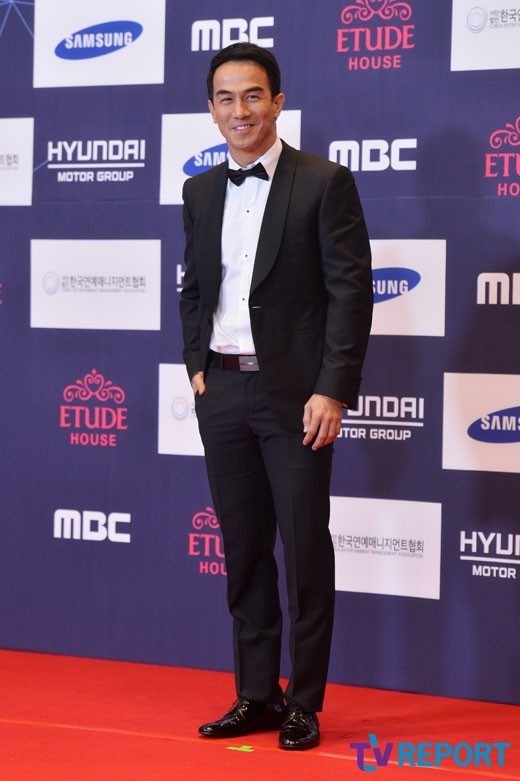 Gambar Foto Joe Taslim Hadiri APAN Star Awards 2016