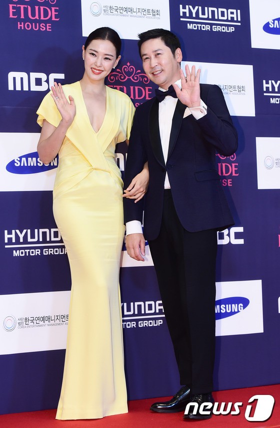 Gambar Foto Honey Lee dan Shin Dong Yup Jadi Host APAN Star Awards 2016