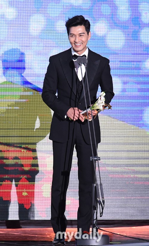 Gambar Foto Lee Pil Mo Raih Penghargaan Aktor/Aktris Serial Drama Terbaik