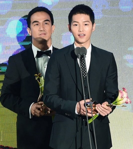 Gambar Foto Joe Taslim dan Song Joong Ki Raih Best APAN Star Award