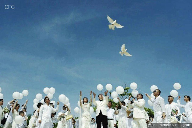 Gambar Foto Asty Ananta dan Hendra Suyanto Melepas Sepasang Merpati