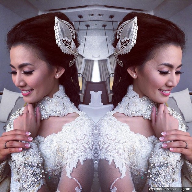 Gambar Foto Asty Ananta Kenakan Kebaya Rancangan Raden Sirait