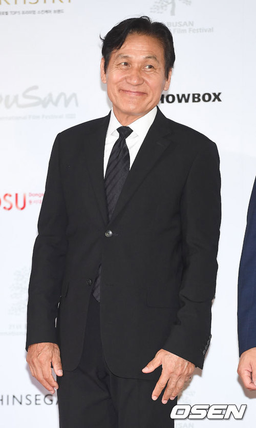 Gambar Foto Ahn Sung Ki Hadir di Pembukaan Busan International Film Festival 2016