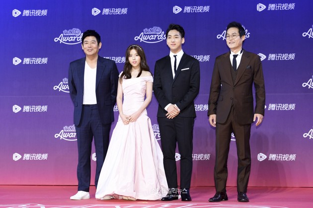 Foto Pemeran Drama 'Reply 1994' Hadir di tvN10 Awards 2016