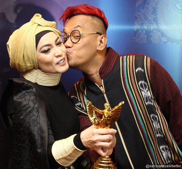Gambar Foto 'Rumah Uya' Raih Penghargaan Talkshow Terfavorit