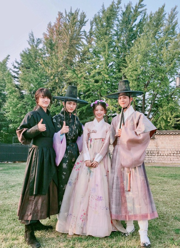 Gambar Foto Para Pemain Drama 'Love in the Moonlight' Tampil Menawan Saat Jumpa Fans