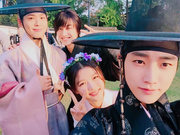 Gambar Foto Selfie Park Bo Gum cs Saat Jumpa Pers Drama 'Love in the Moonlight'