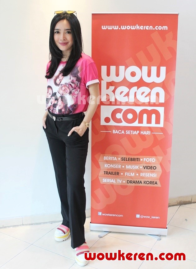 Gambar Foto Dea Ananda Berkunjung ke Kantor Redaksi WowKeren
