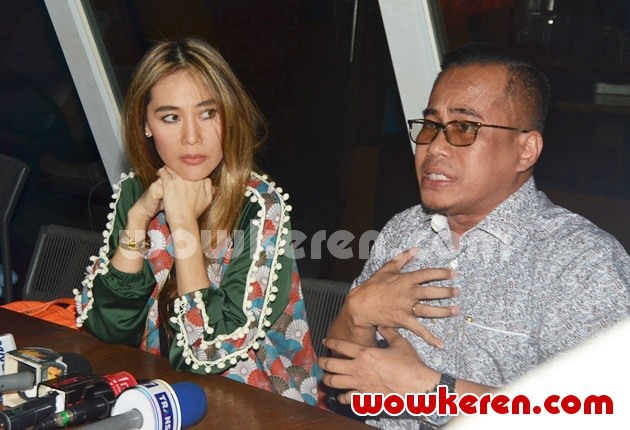 Gambar Foto Ina Thomas Gelar Konferensi Pers Didampingi Pengacara