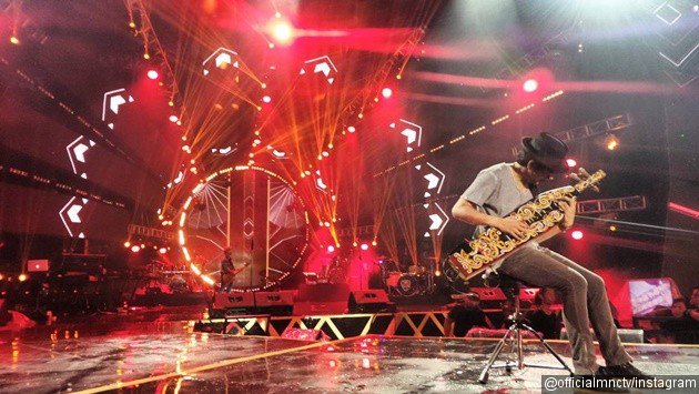 Gambar Foto Ridho Slank dengan Alat Musik Tradisional Kalimantan