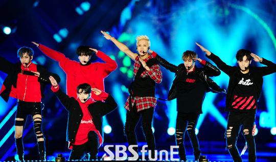 Gambar Foto GOT7 Nyanyikan 'Hard Cary' di Penutupan Busan One Festival 2016