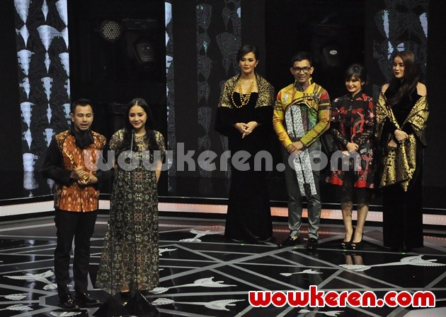 Gambar Foto Raffi Ahmad Bawa Pulang Trofi Presenter Program Hiburan Terfavorit