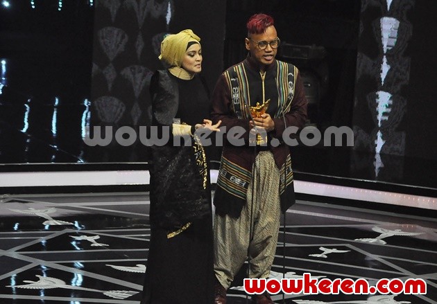 Gambar Foto Uya Kuya Raih Penghargaan Presenter Kuis & Game Show, Pencarian Bakat, Reality Show Terfavorit