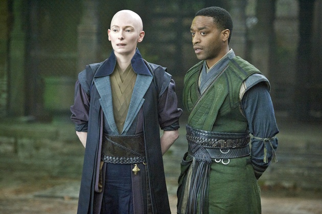 Gambar Foto Tilda Swinton dan Chiwetel Ejiofor (Sebagai Mordo)