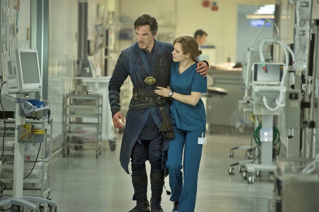 Gambar Foto Christine Palmer (Diperankan Rachel McAdams) Bersama Doctor Strange