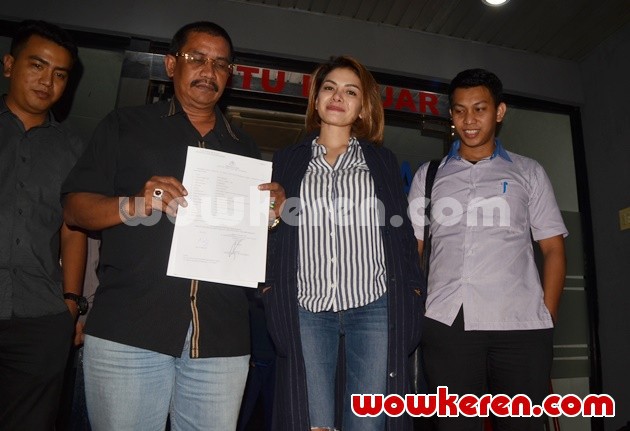 Gambar Foto Nikita Mirzani Tiba di Polda Metro Jaya