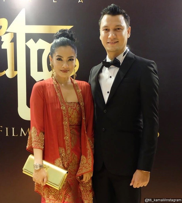 Gambar Foto Titi Kamal Bersama Christian Sugiono di Festival Film Indonesia 2016