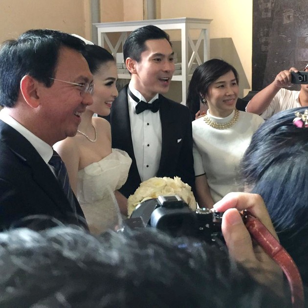 Gambar Foto Ahok dan Istri Berfoto Bersama Kedua Mempelai