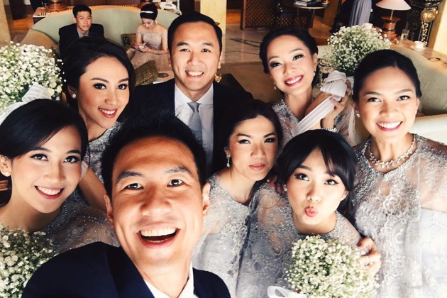 Gambar Foto Daniel Mananta Berfoto dengan Para Bridesmaids dan Bridesman