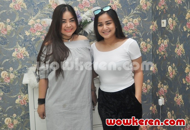 Gambar Foto Annisa Bahar dan Juwita Bahar Ditemui di Kawasan Tanjung Duren