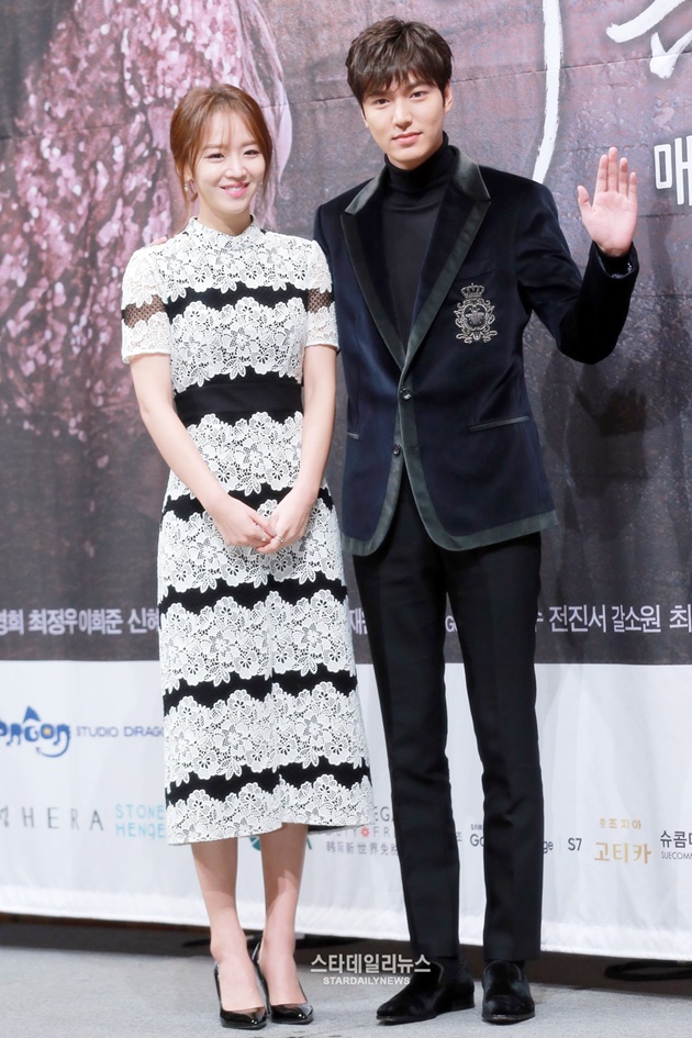 Gambar Foto Shin Hye Sun dan Lee Min Ho di Jumpa Pers Drama 'Legend of the Blue Sea'
