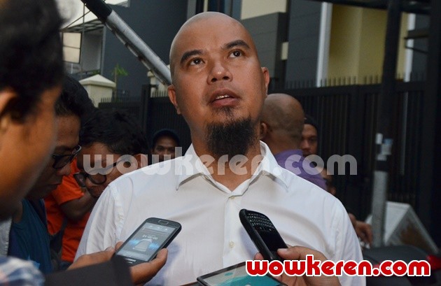 Gambar Foto Ahmad Dhani Gelar Jumpa Pers di Kediamannya