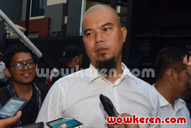 Gambar Foto Ahmad Dhani Gelar Jumpa Pers di Kediamannya