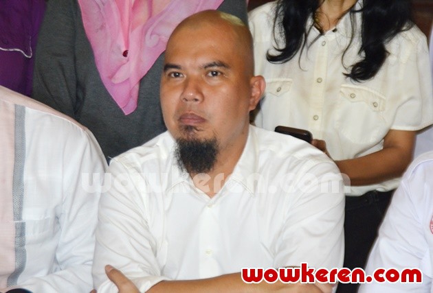 Gambar Foto Ahmad Dhani Gelar Jumpa Pers di Kediamannya