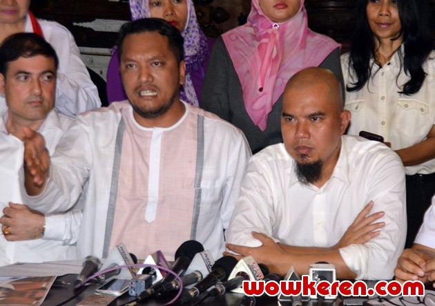 Gambar Foto Ahmad Dhani Gelar Jumpa Pers di Kediamannya