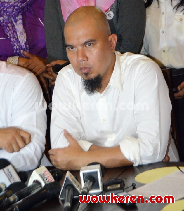 Gambar Foto Ahmad Dhani Gelar Jumpa Pers di Kediamannya