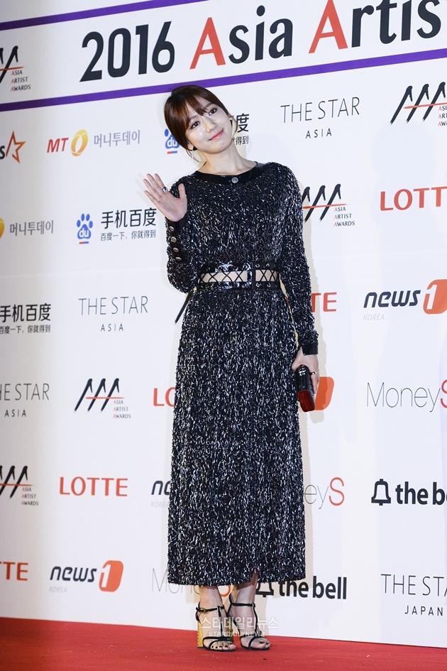 Gambar Foto Park Shin Hye di Red Carpet Asia Artist Awards 2016