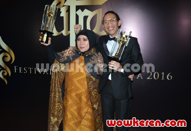 Gambar Foto Melly Goeslaw dan Anto Hoed Raih Piala Citra Penata Musik Terbaik dan Lagu Tema Film Terbaik