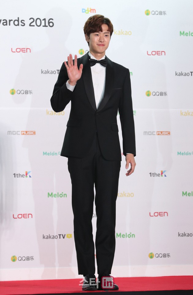 Gambar Foto Gong Myung di Red Carpet MelOn Music Awards 2016