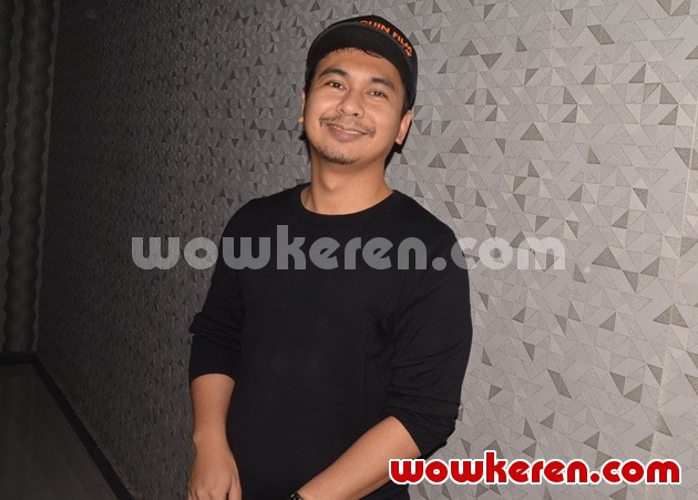 Gambar Foto Raditya Dika di Konferensi Pers Film 'Hangout'