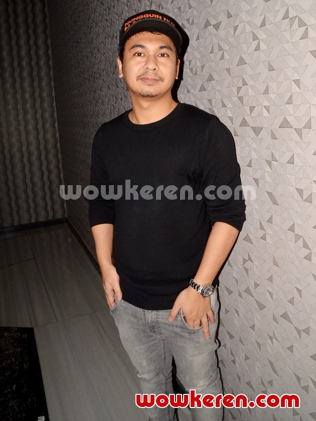 Gambar Foto Raditya Dika di Konferensi Pers Film 'Hangout'