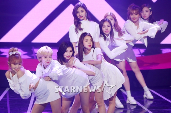 Gambar Foto Twice Saat Tampil di Asia Artist Awards 2016