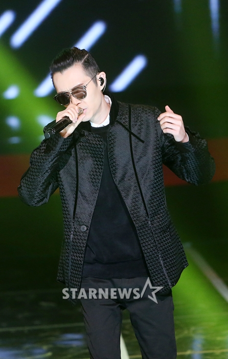 Gambar Foto Khalil Fong Saat Tampil di Asia Artist Awards 2016