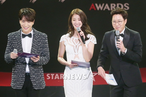 Gambar Foto Leeteuk Super Junior, Lee Si Young dan Jo Woo Jung Bertugas Sebagai MC Asia Artist Awards 2016