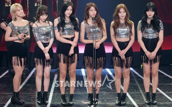 Gambar Foto AOA Raih Piala Best Celebrity Award