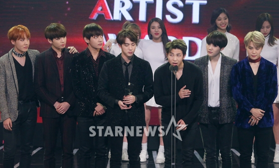 Gambar Foto Bangtan Boys Raih Piala Best Artist Award