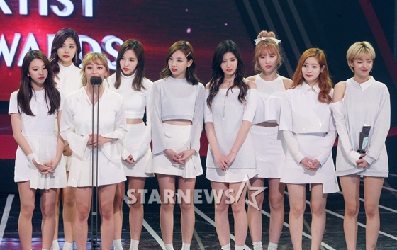 Gambar Foto Twice Raih Piala Best Artist Award