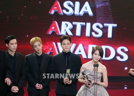 Gambar Foto Yoona Girls' Generation Saat Raih Piala Asia Star Award