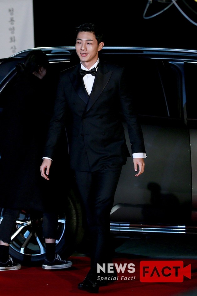 Gambar Foto Ji Soo di Red Carpet Blue Dragon Awards 2016