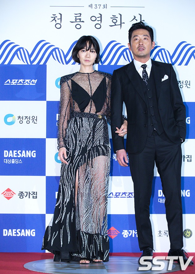 Gambar Foto Bae Doona dan Ha Jung Woo di Red Carpet Blue Dragon Awards 2016
