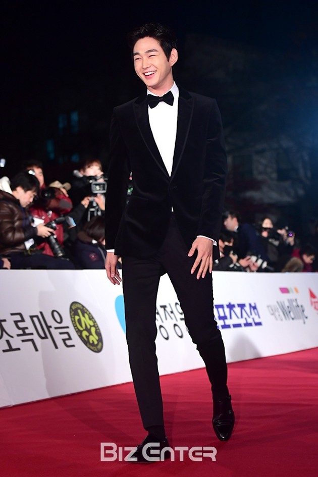 Gambar Foto Lee Won Geun di Red Carpet Blue Dragon Awards 2016